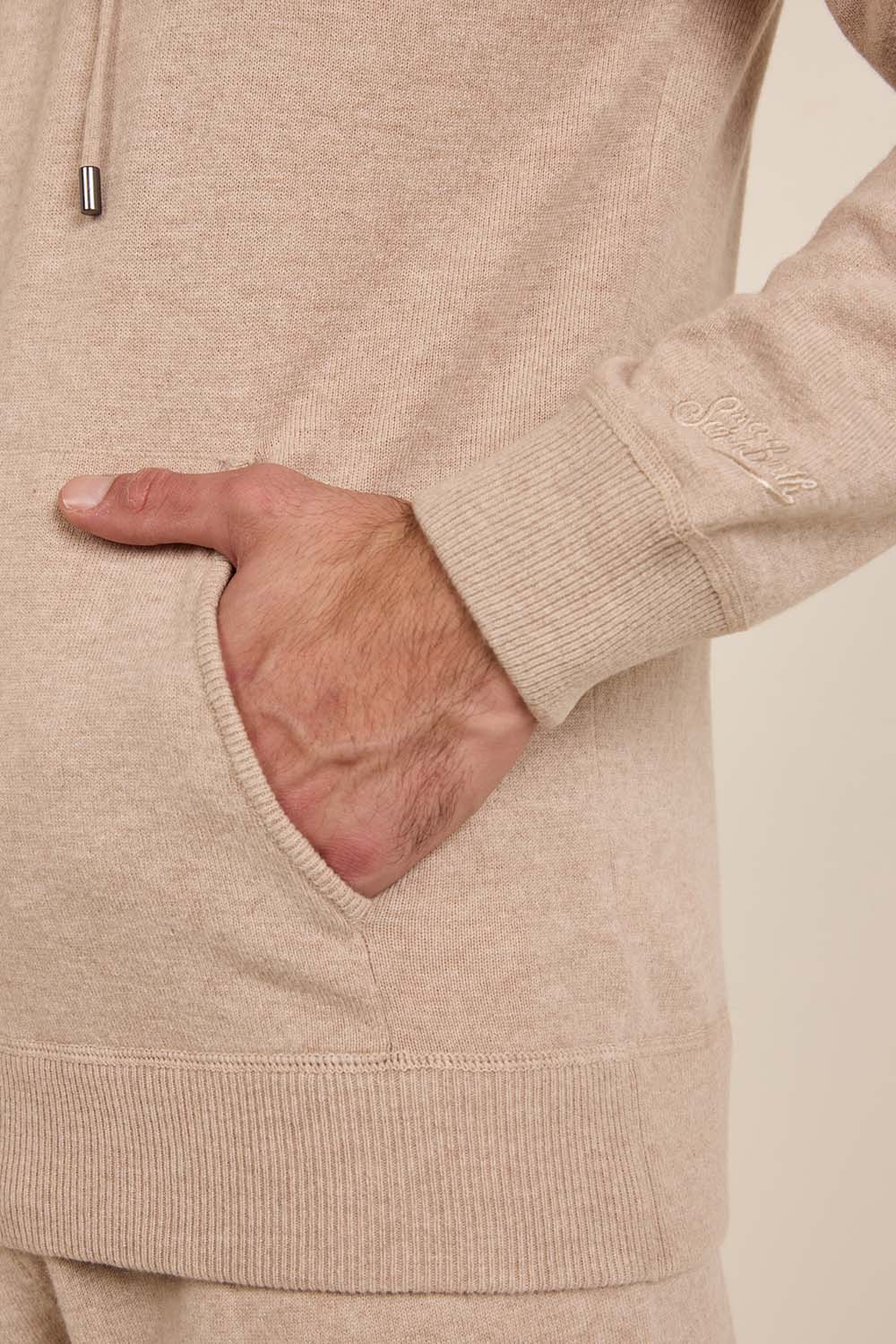 תמונת תקריב דוגמן של קפוצ'ון צמר