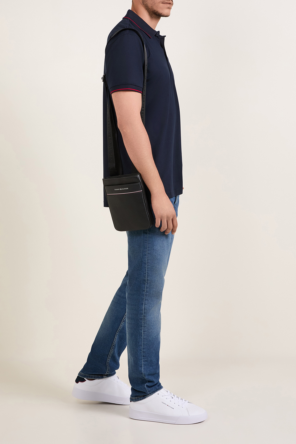 תמונת דוגמן קידמית של תיק קרוסבודי