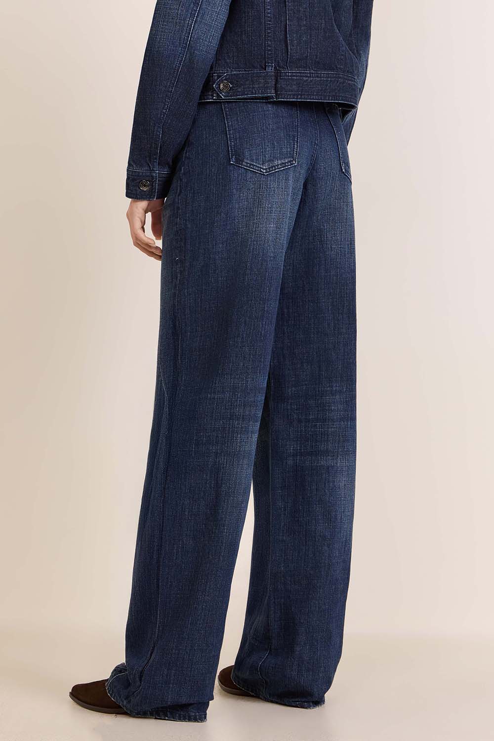 תמונת דוגמן אחורית של מכנסי ג'ינס ישרים