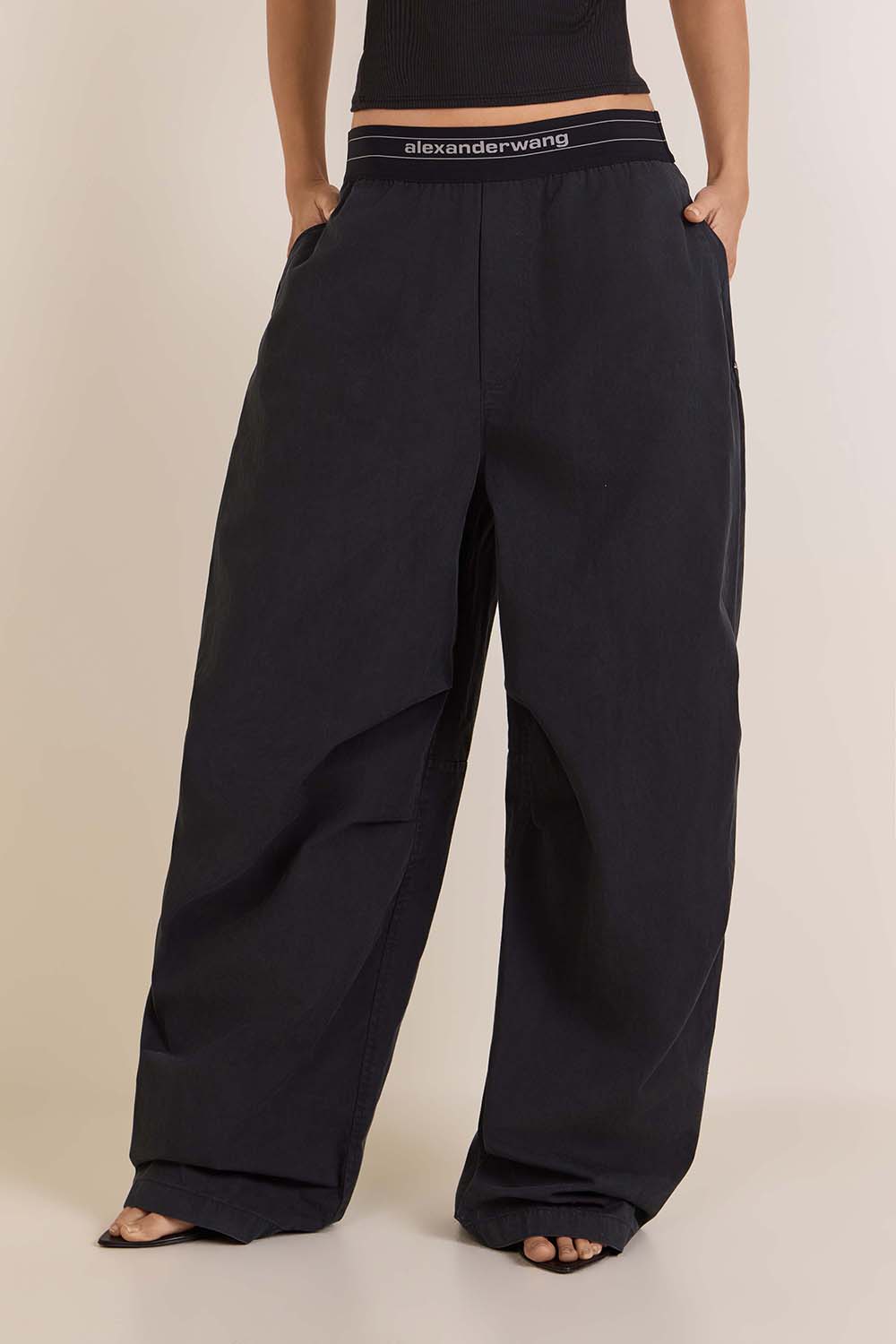 תמונת דוגמן קידמית של מכנסי ג'וג רחבים