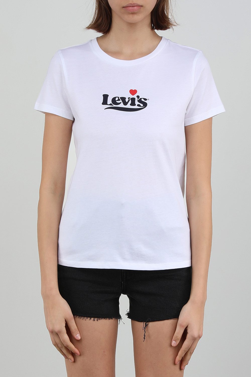 תמונת דוגמן קידמית של חולצה לבנה עם לוגו לב