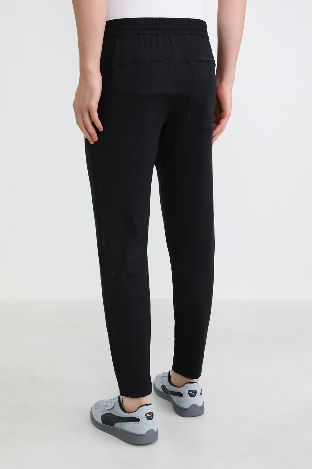 תמונת דוגמן אחורית של Soft Jersey Tapered Pant