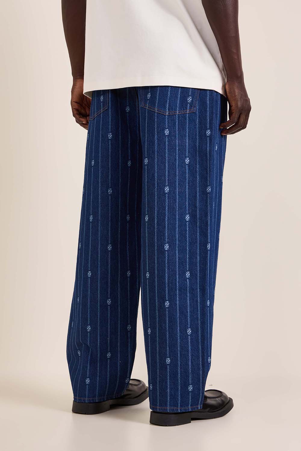 תמונת תקריב דוגמן של מכנסי ג'ינס בגזרת באגי