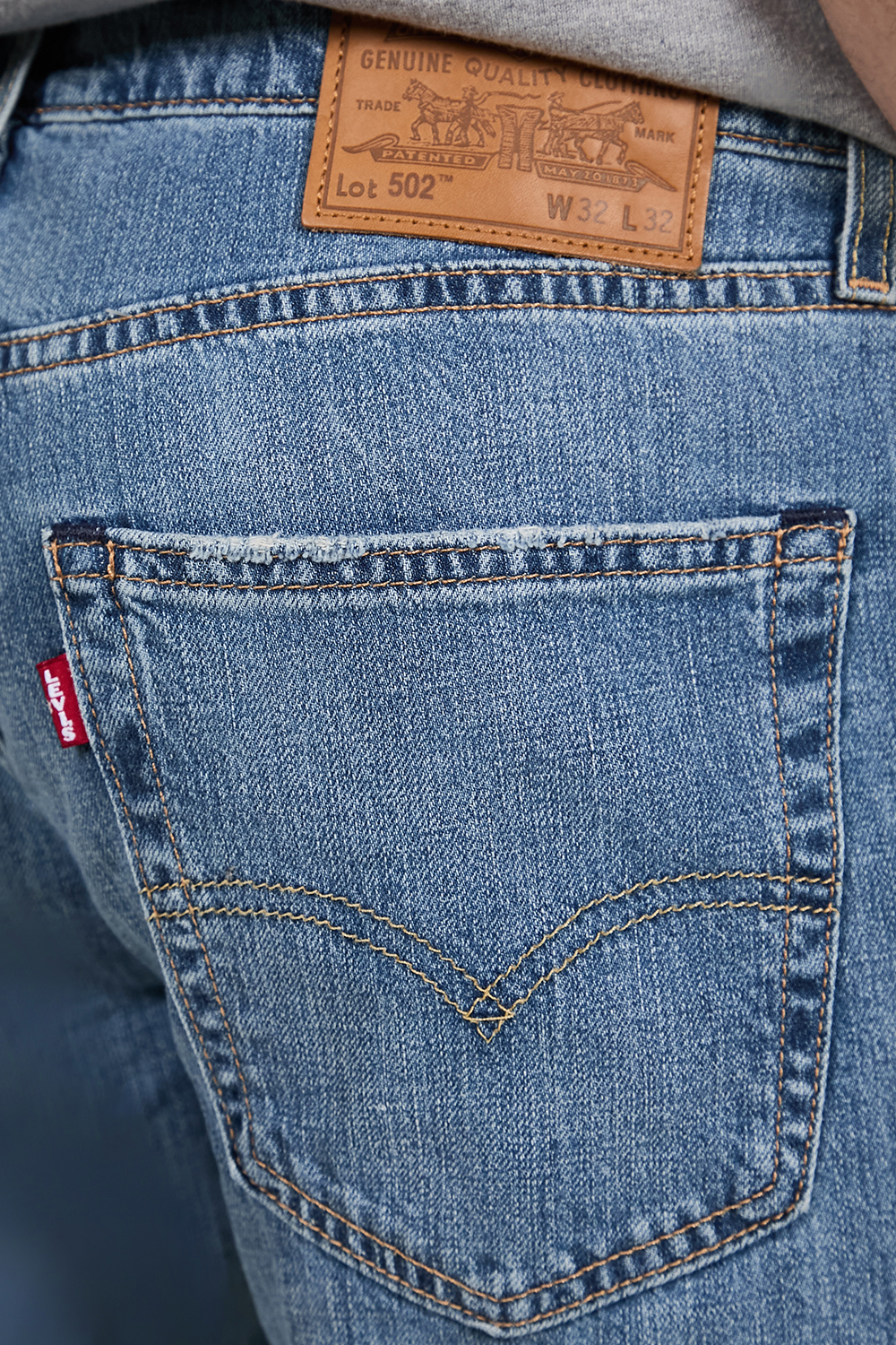 תמונת תקריב דוגמן של מכנסי ג'ינס טאפר 502 בגזרה ישרה