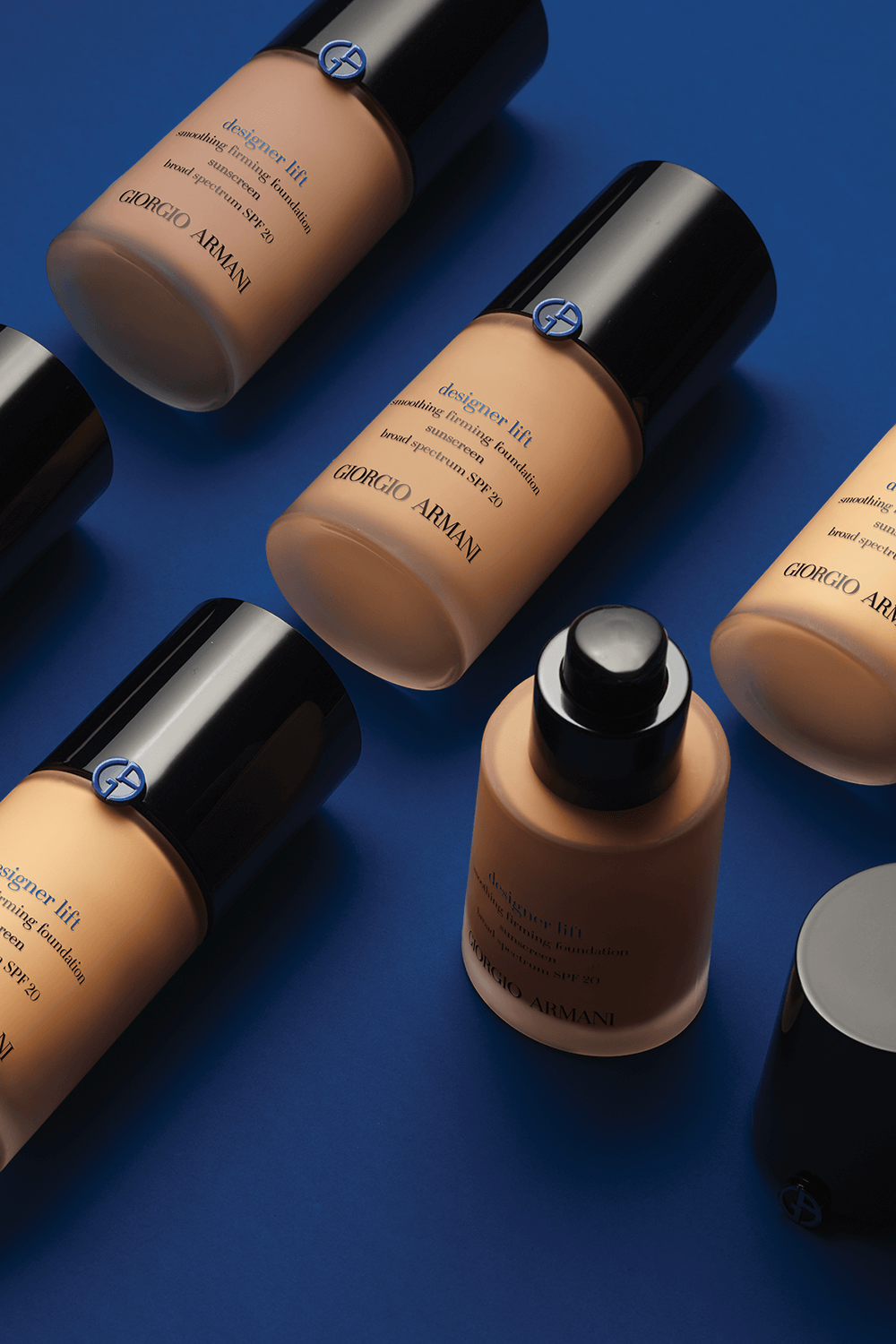 תמונת פנים של מייק אפ נוזלי דיזיינר ליפט SPF 20 בגימור מבריק גוון 3