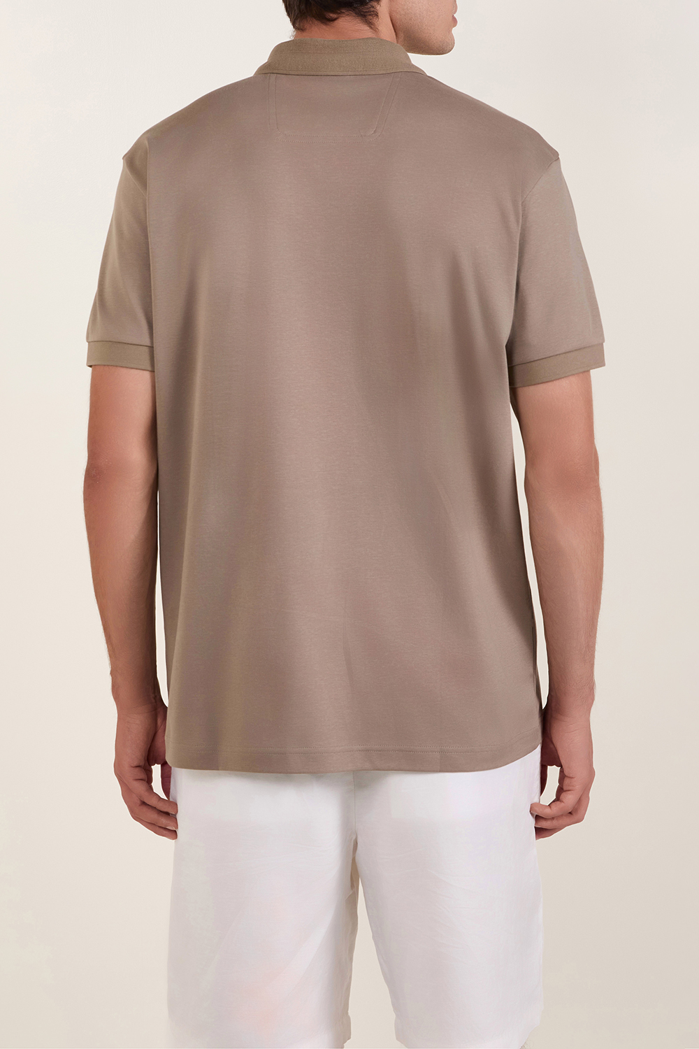 תמונת דוגמן אחורית של חולצת פולו