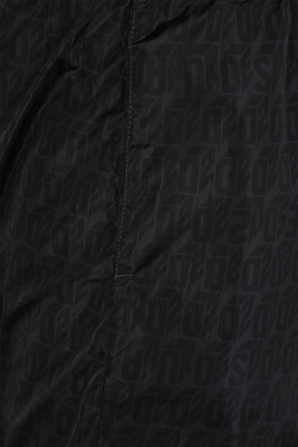 תמונה אחורית של בגד ים שחור עם פרינט מונוגרמי