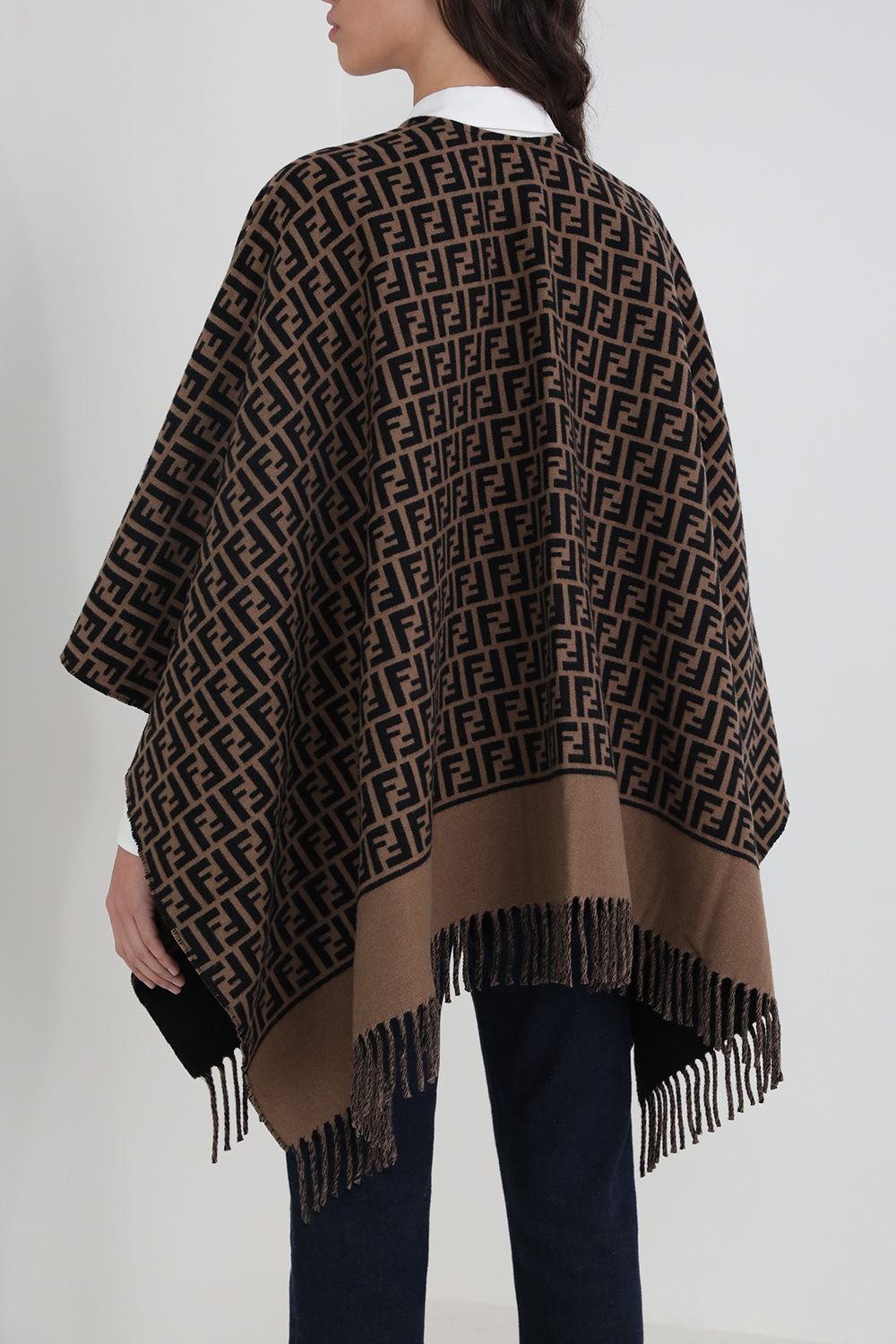 תמונת דוגמן אחורית של פונצ'ו מצמר