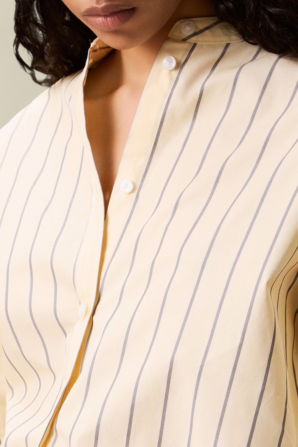 תמונת תקריב דוגמן של חולצה מכופתרת