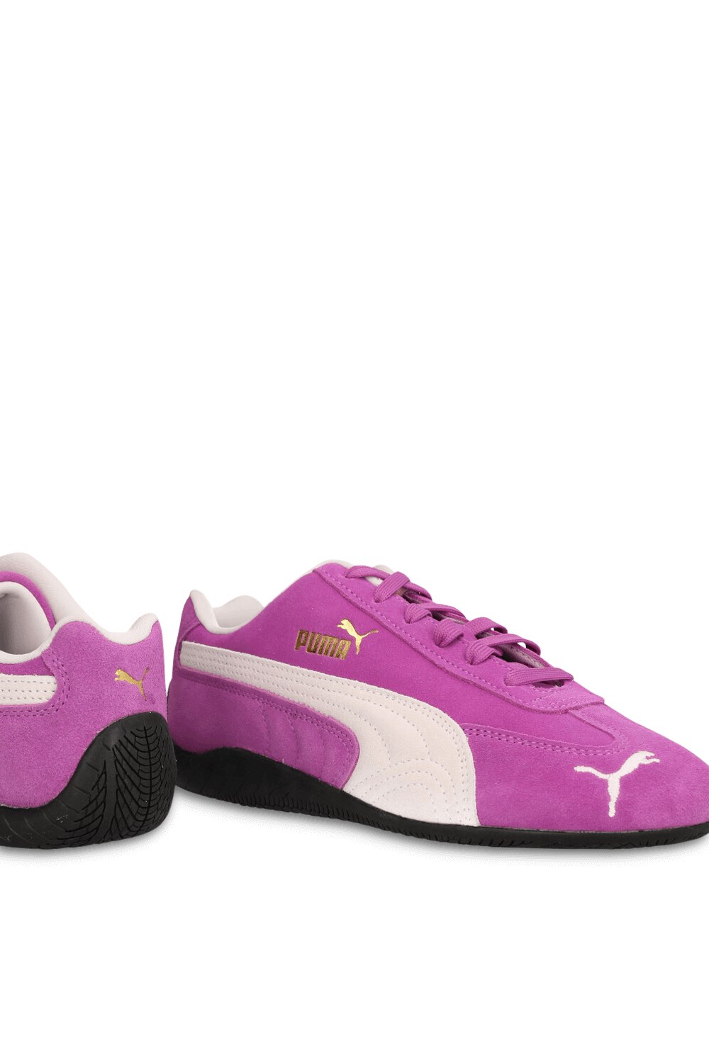 תמונת תקריב של נעלי סניקרס ספידקאט