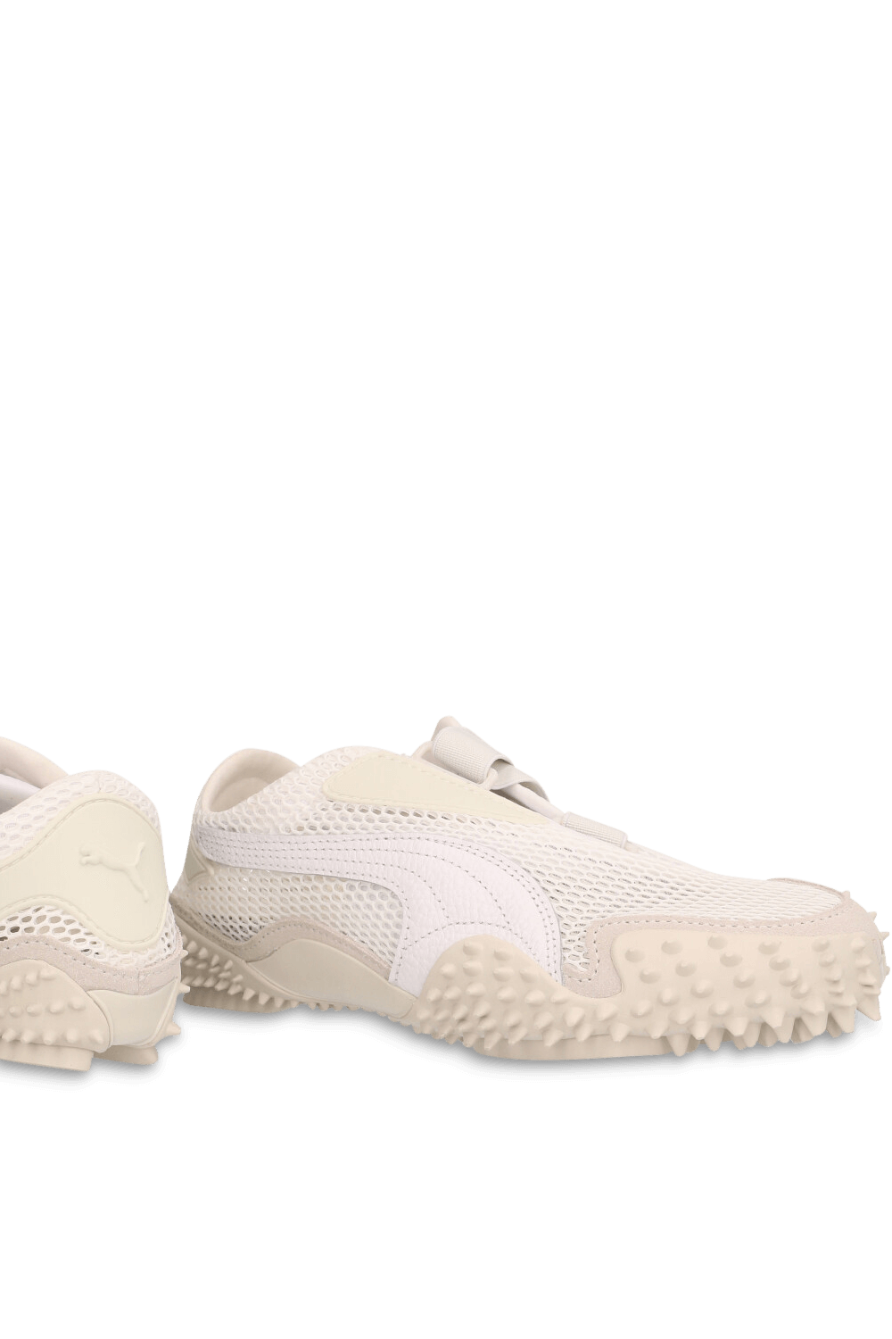 תמונת תקריב של נעלי סניקרס מוסטרו