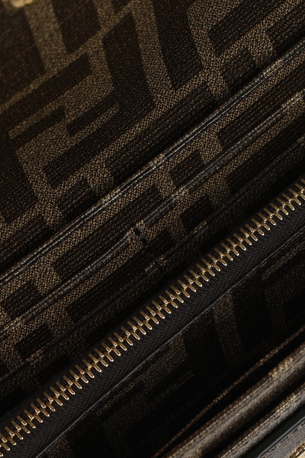 תמונת פנים של ארנק עור חום עם פרינט ציור צבעוני