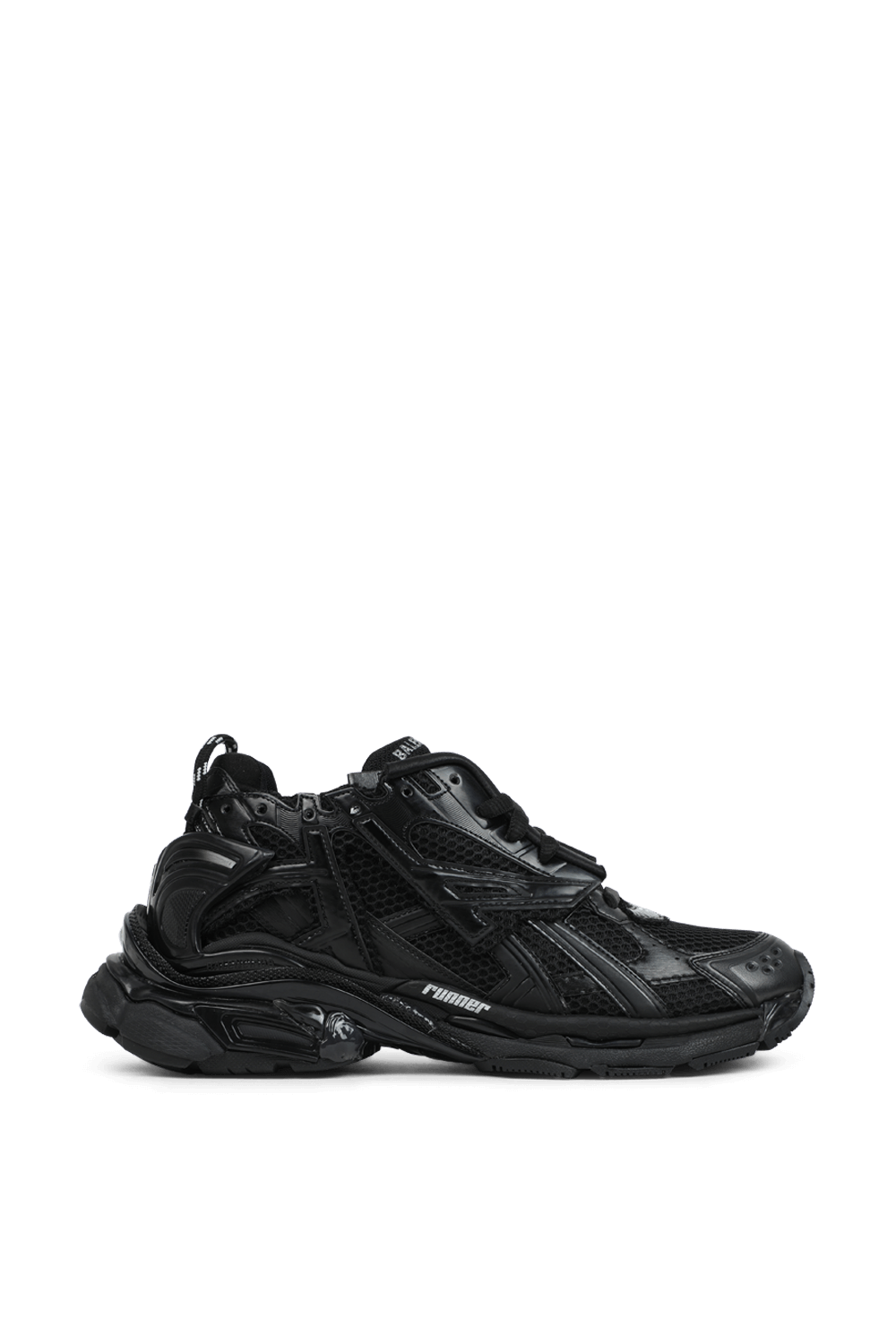 תמונה קידמית של נעלי ספורט עם שילובי טקסטורות בגוון שחור