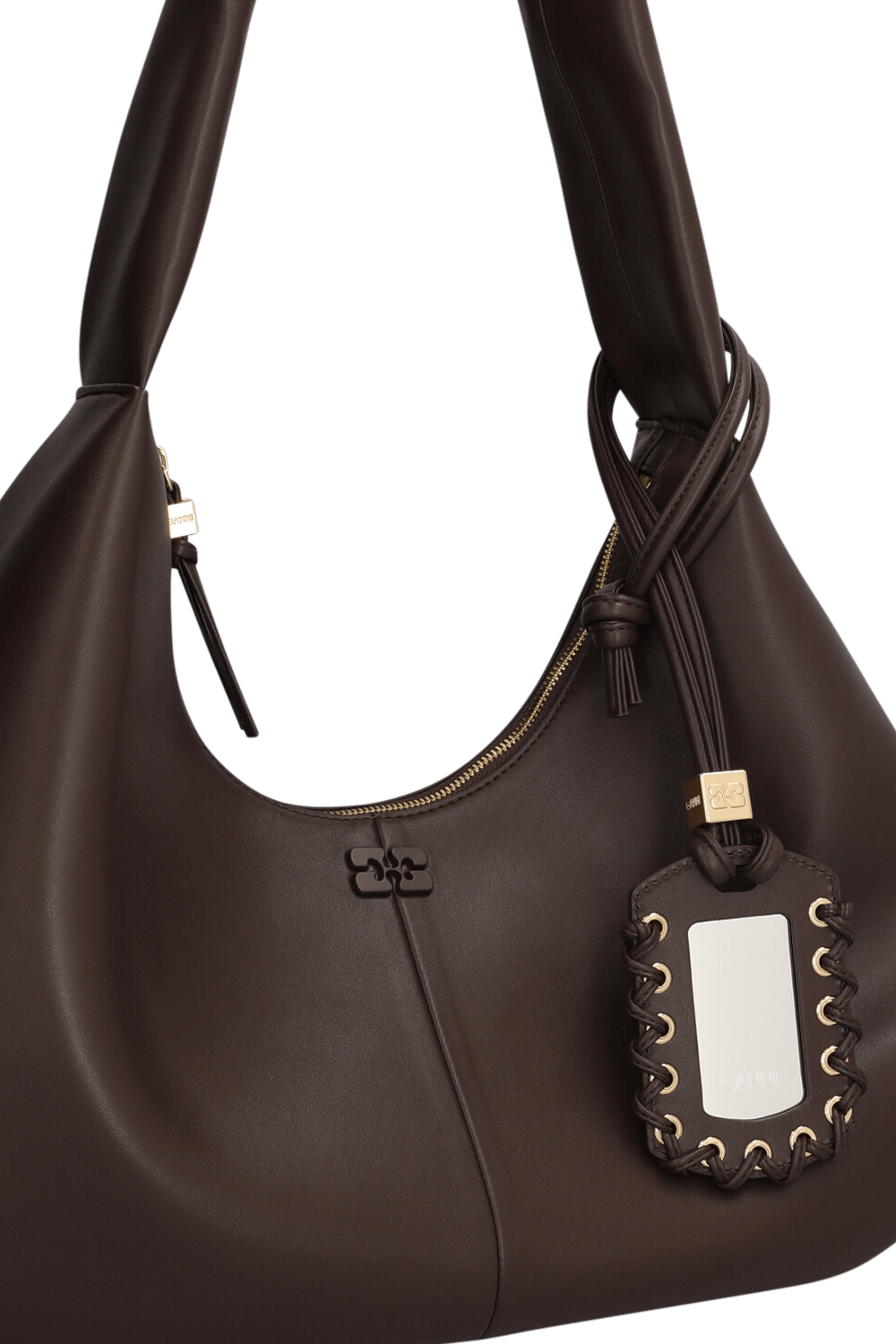 תמונת תקריב של תיק בו בגודל מדיום