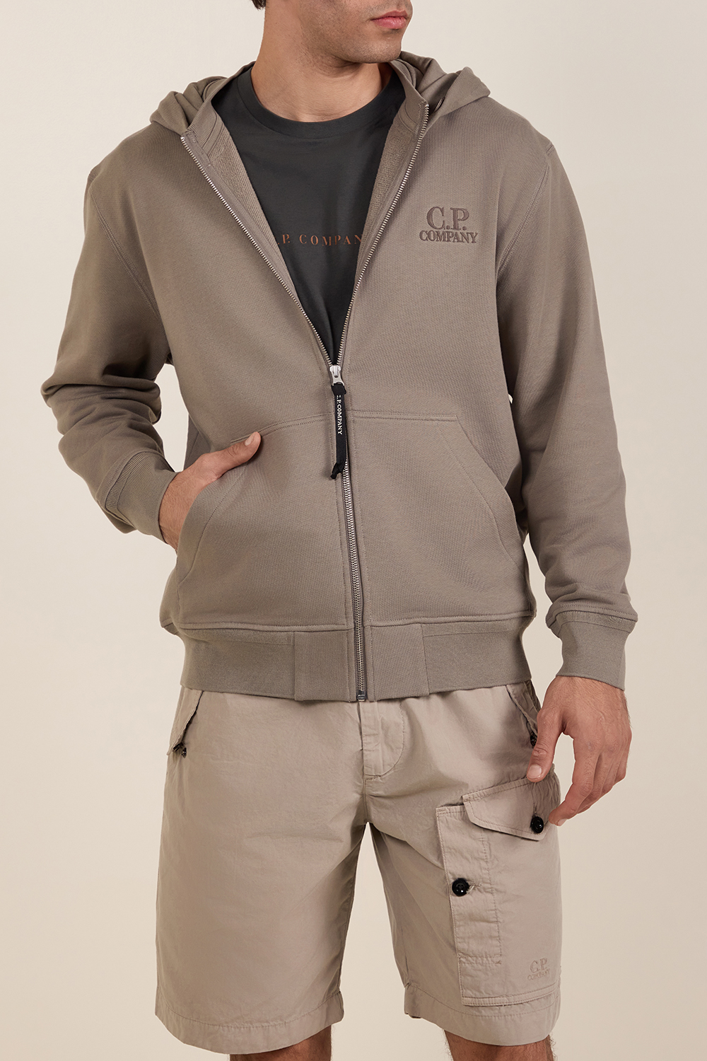 תמונת דוגמן קידמית של סווטשירט קפוצ'ון