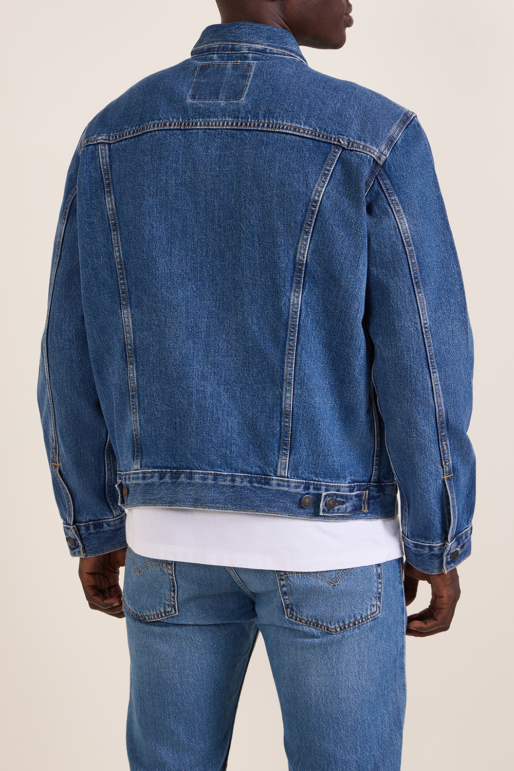 תמונת דוגמן אחורית של ז'קט ג'ינס מכופתר