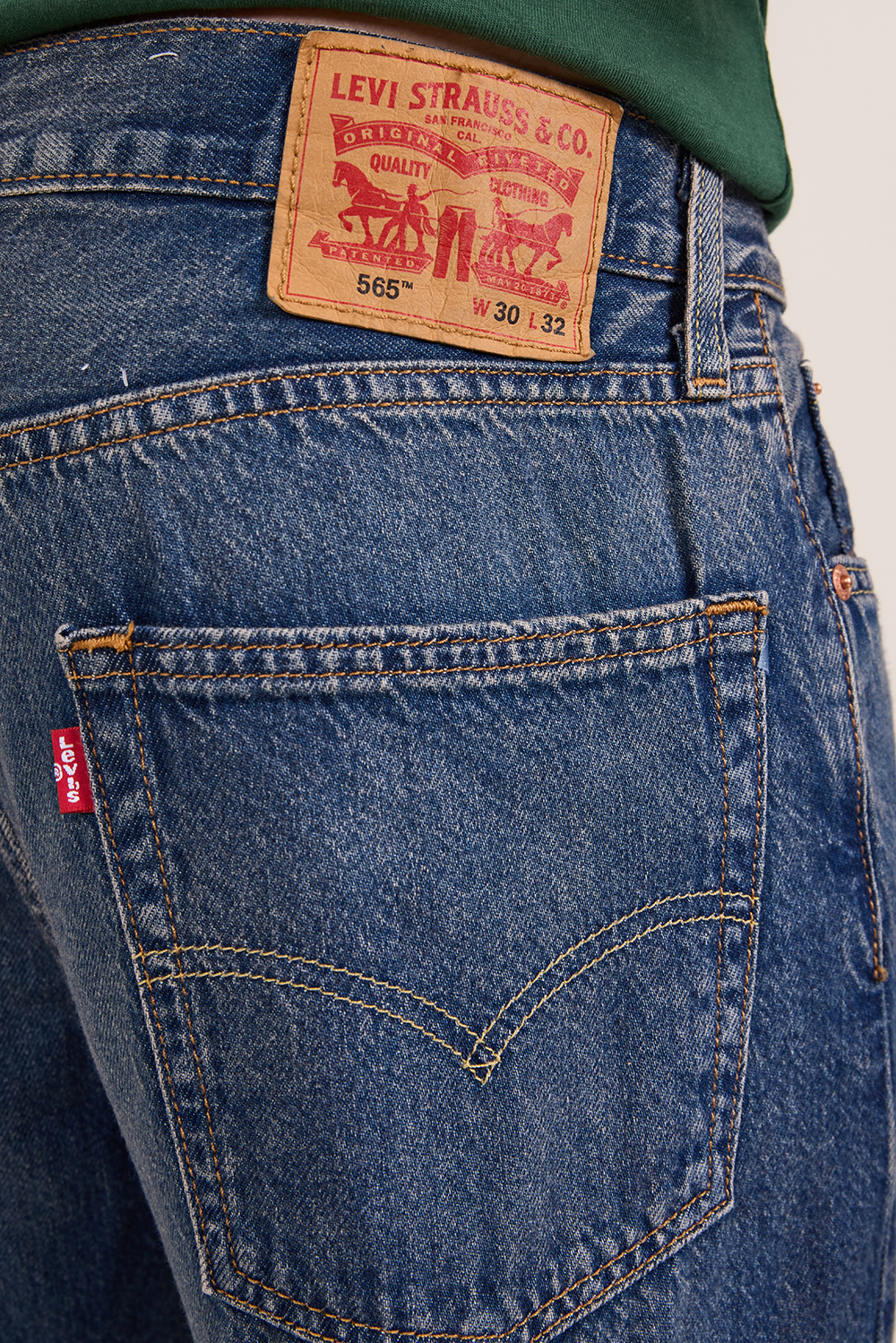 תמונת תקריב דוגמן של מכנסי ג'ינס 565 בגזרה ישרה