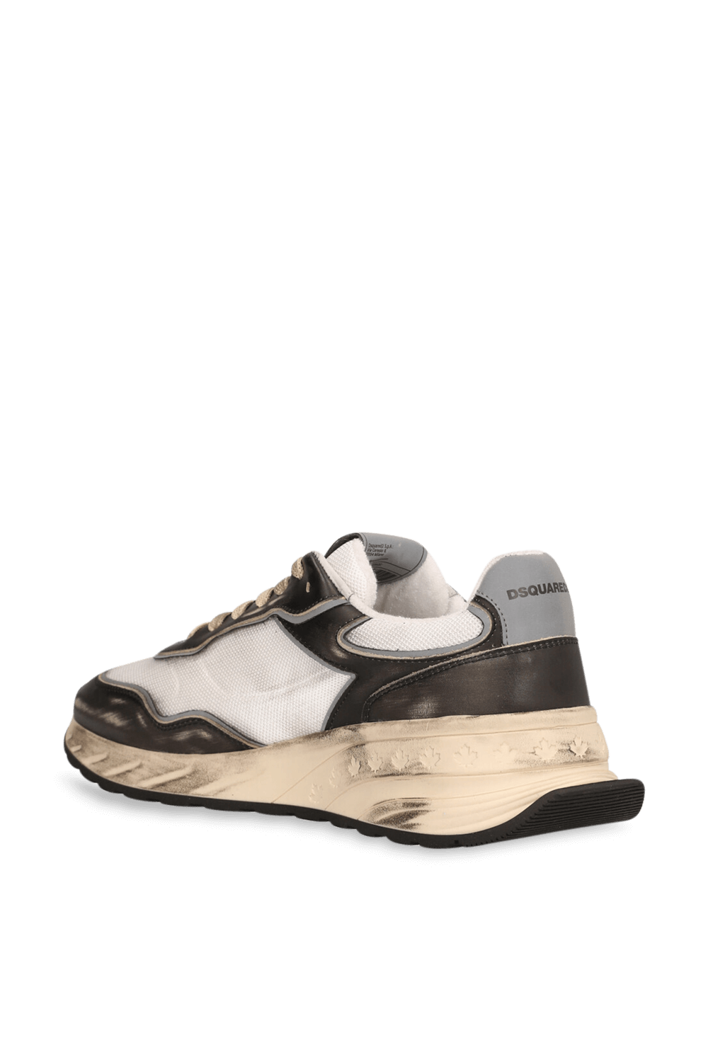 תמונה אחורית של נעלי סניקרס