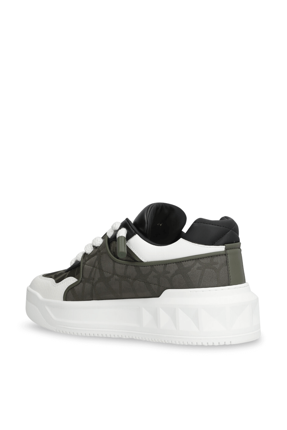 תמונה אחורית של נעלי סניקרס