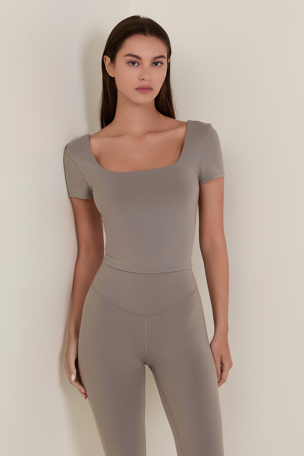 תמונת דוגמן קידמית של Wunder Under SmoothCover Square-Neck T-Shirt