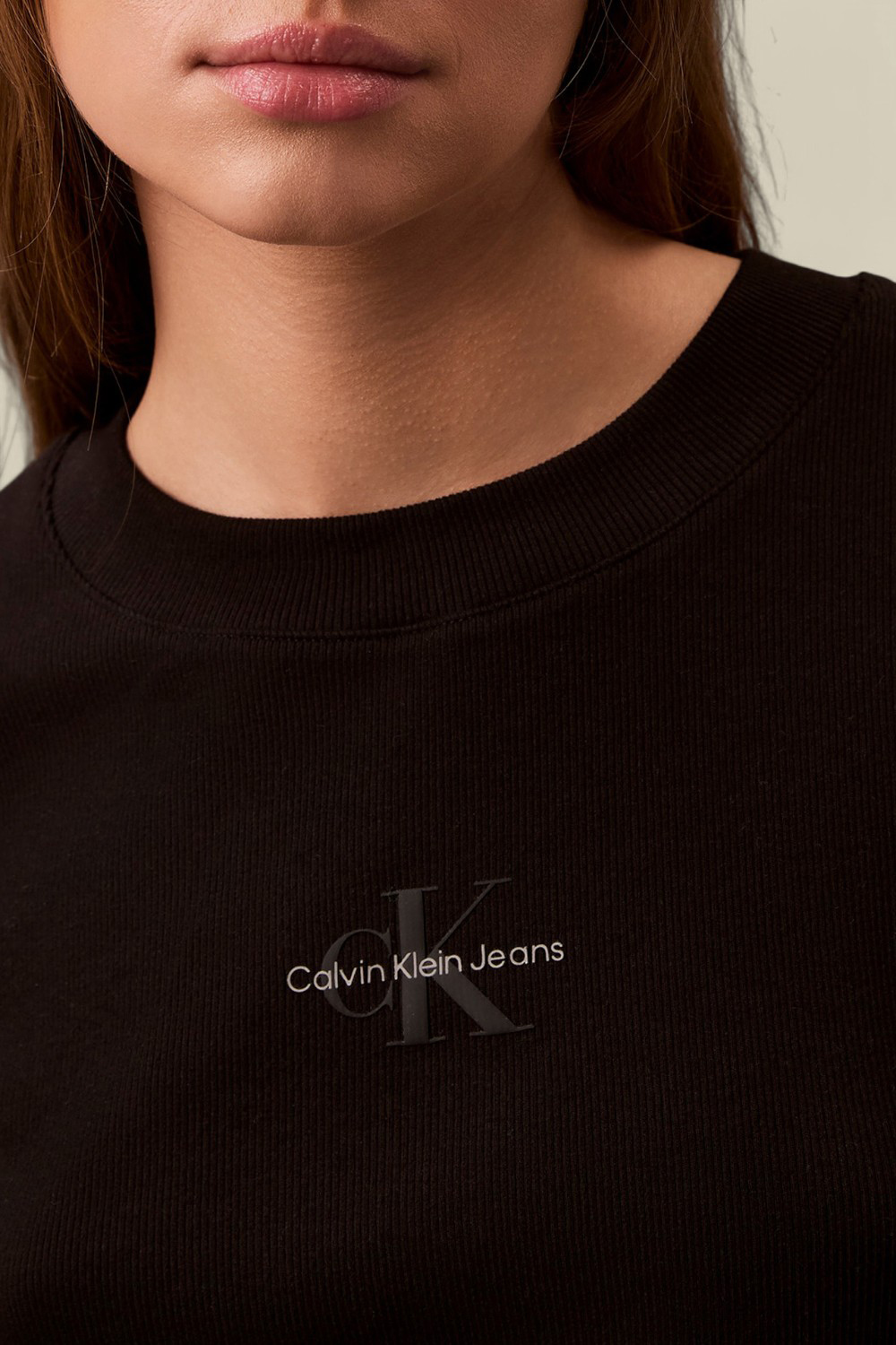 תמונת תקריב דוגמן של חולצת בייבי טי