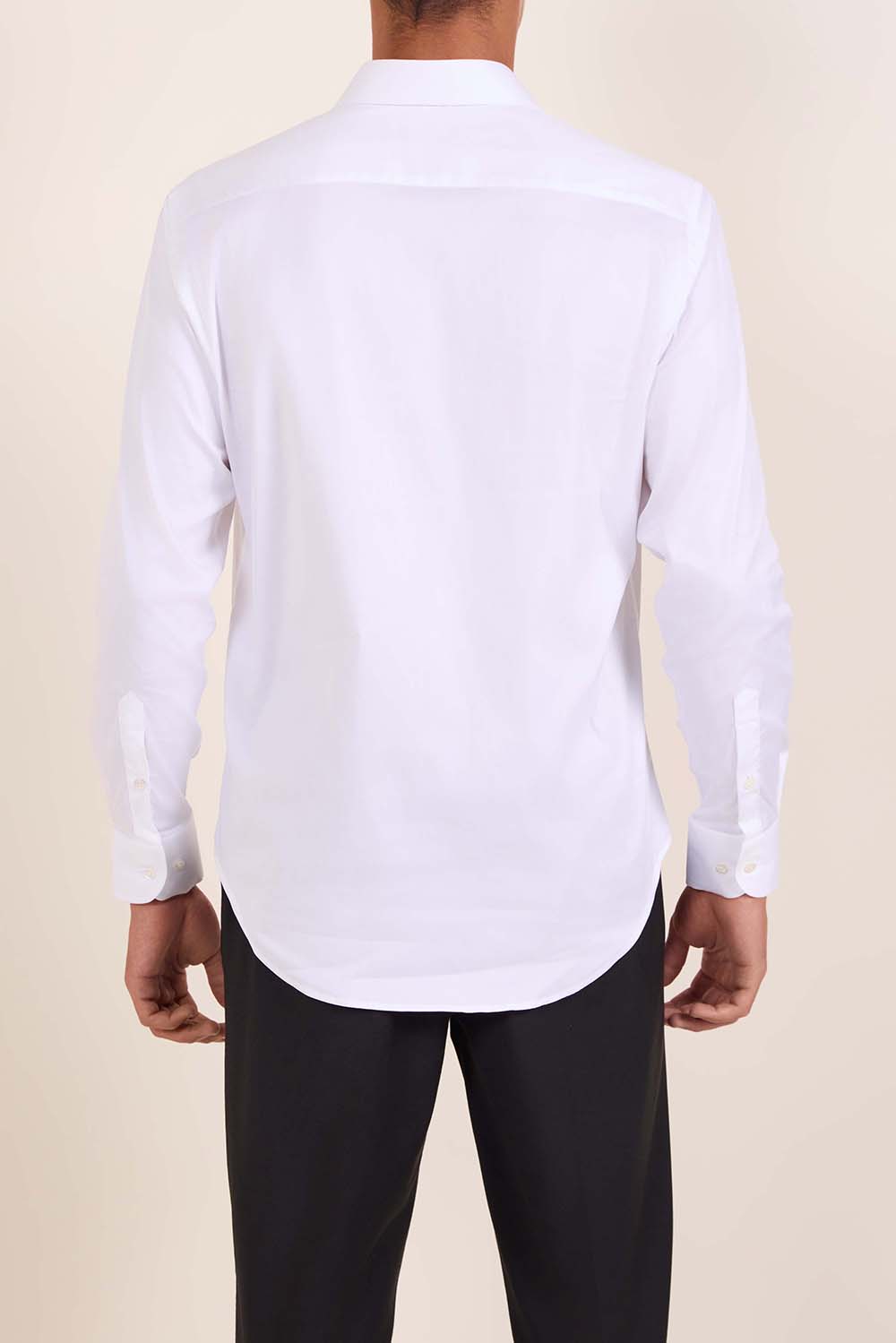 תמונת דוגמן אחורית של חולצה מכופתרת