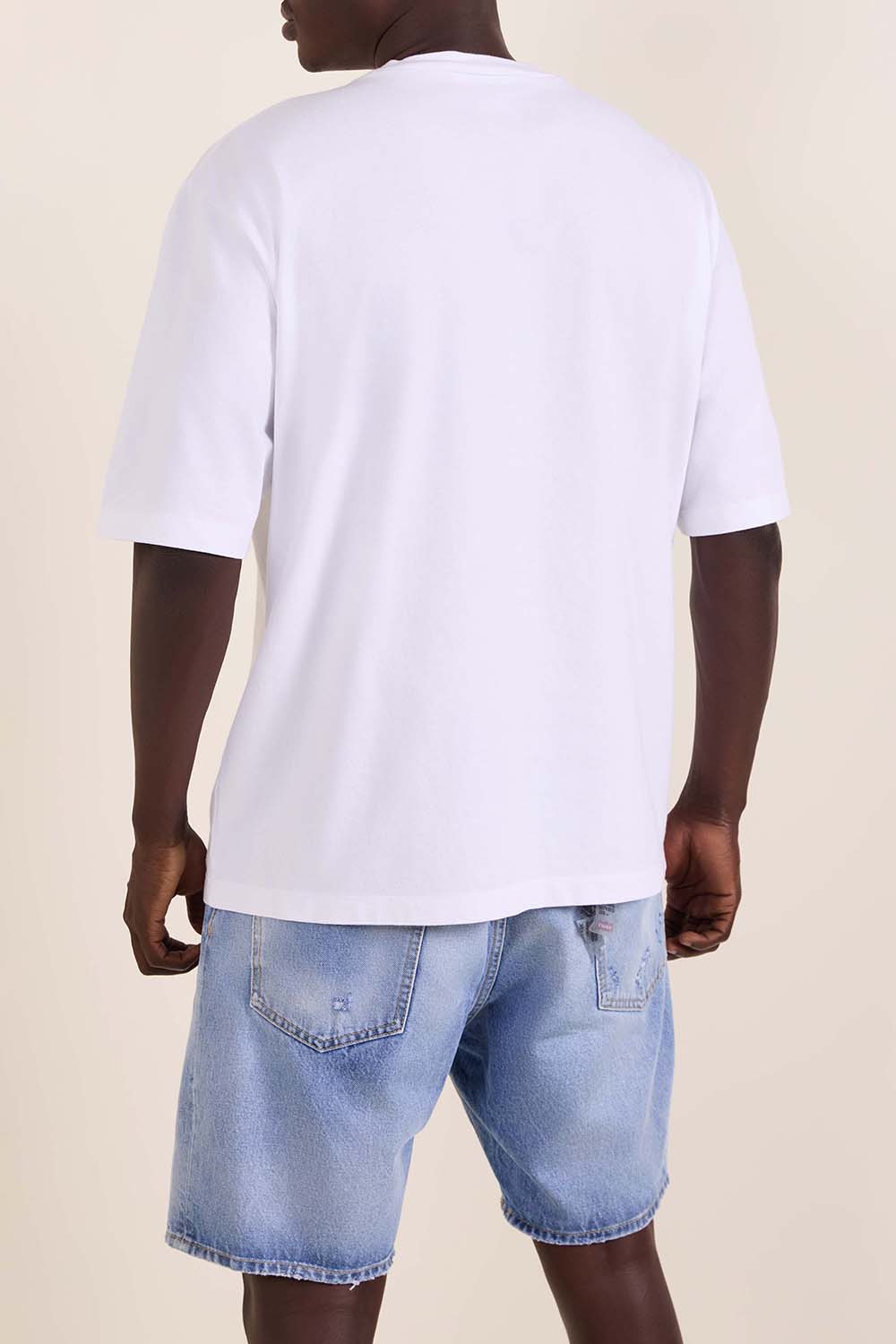 תמונת דוגמן אחורית של חולצת טי