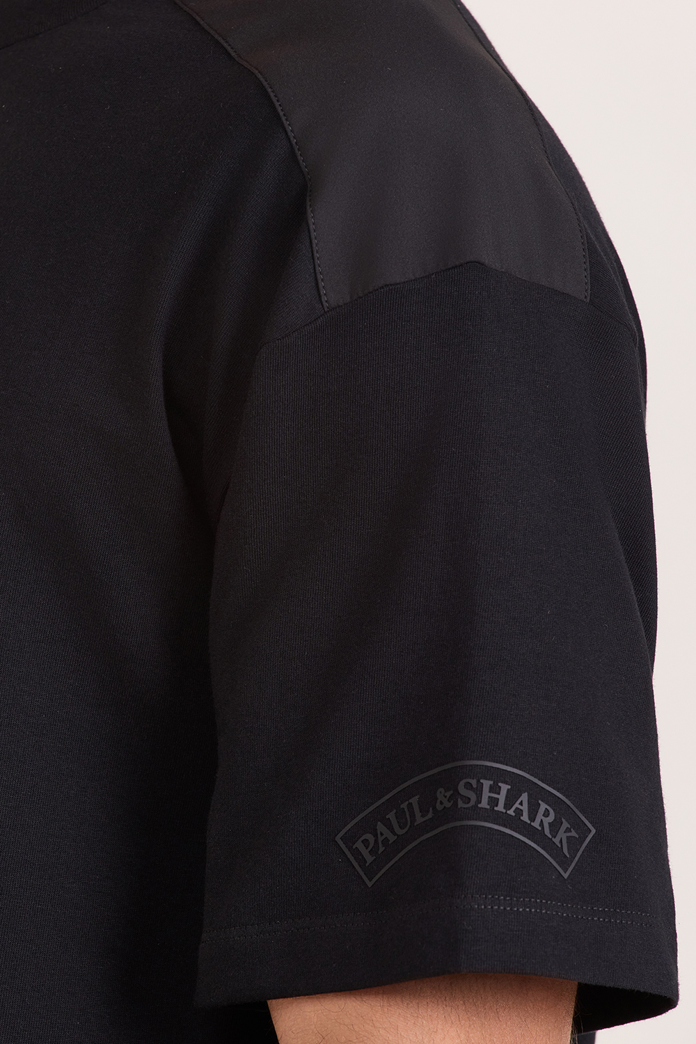 תמונת תקריב דוגמן של חולצת טי