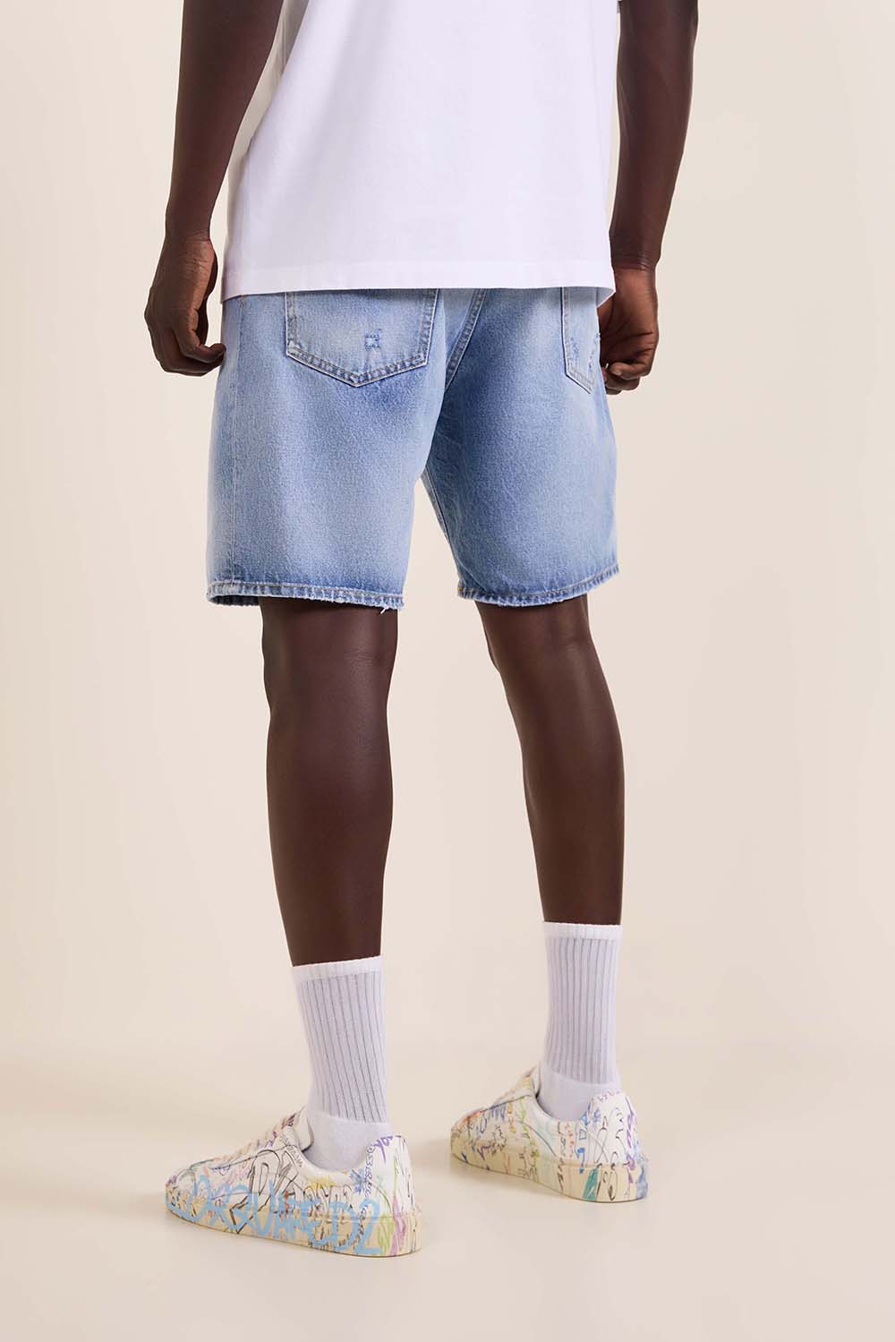 תמונת דוגמן אחורית של מכנסי ג'ינס קצרים