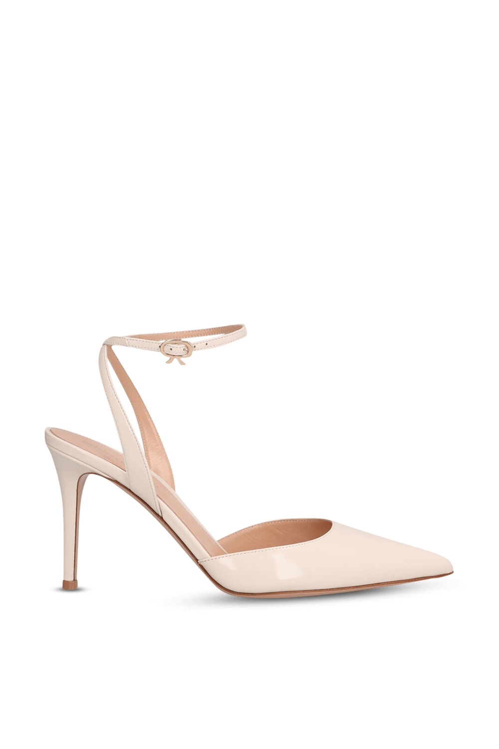 תמונה קידמית של נעלי עקב