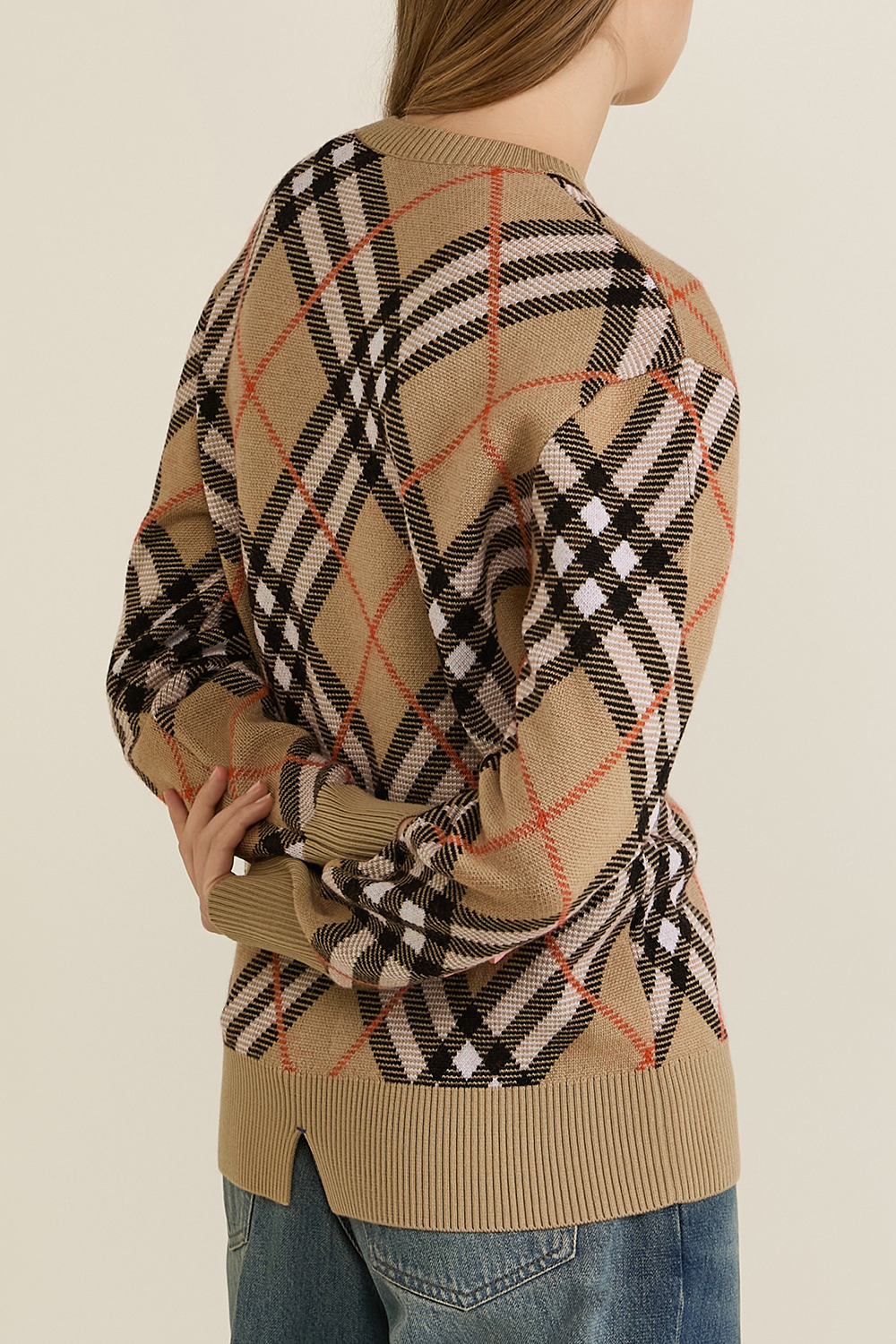 תמונת דוגמן אחורית של סוודר מצמר