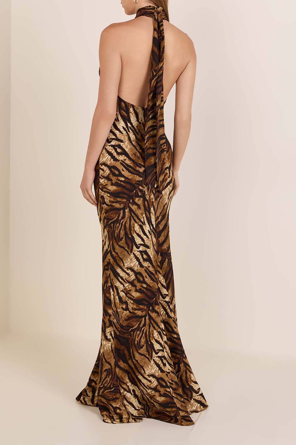 תמונת דוגמן אחורית של שמלת מקסי ממשי