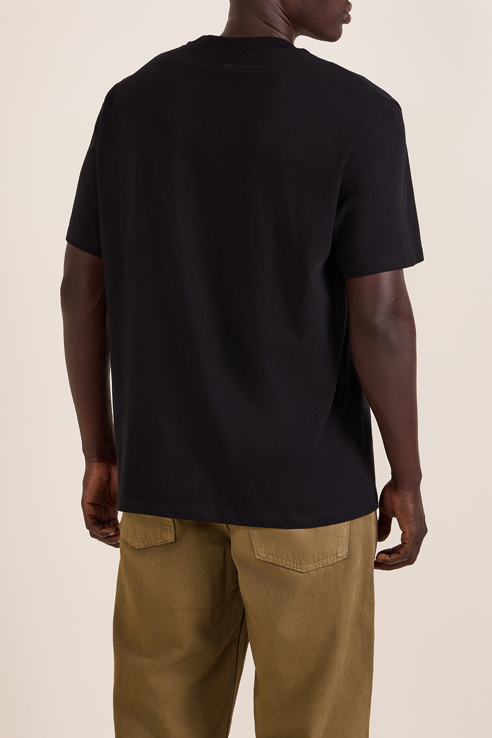 תמונת דוגמן אחורית של חולצת טי