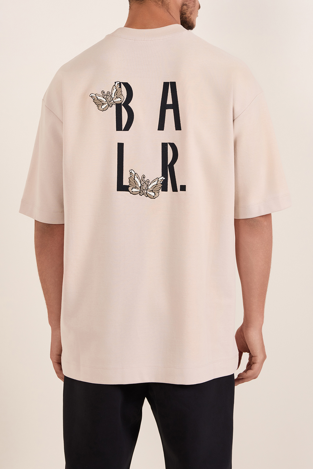 תמונת דוגמן אחורית של חולצת טי בגזרה משוחררת