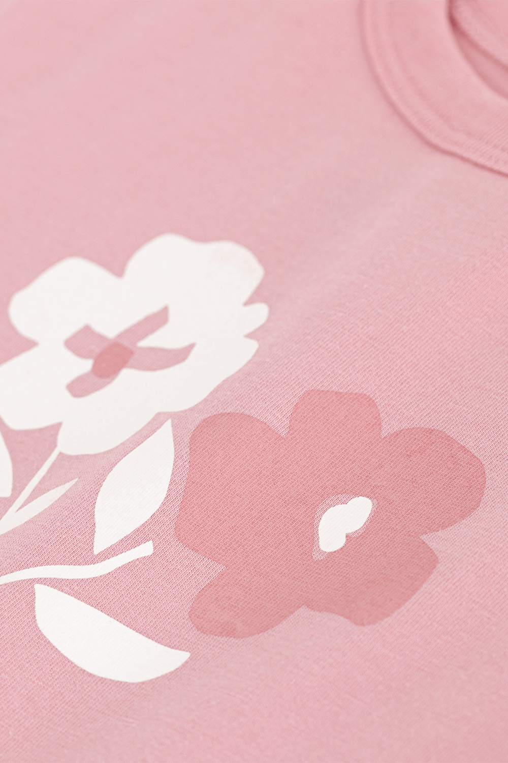 תמונת תקריב של חולצת טי - גילאי 3-12 חודשים