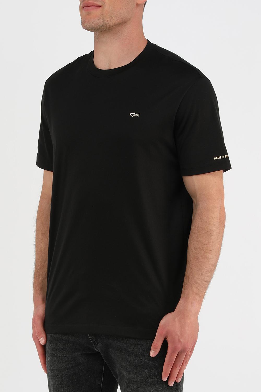 תמונת דוגמן קידמית של חולצת טי שחורה עם לוגו כריש מוזהב