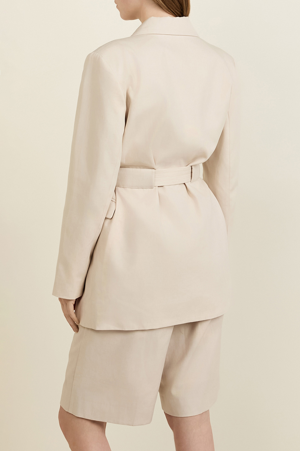 תמונת דוגמן אחורית של ז'קט מחוייט וחגורה