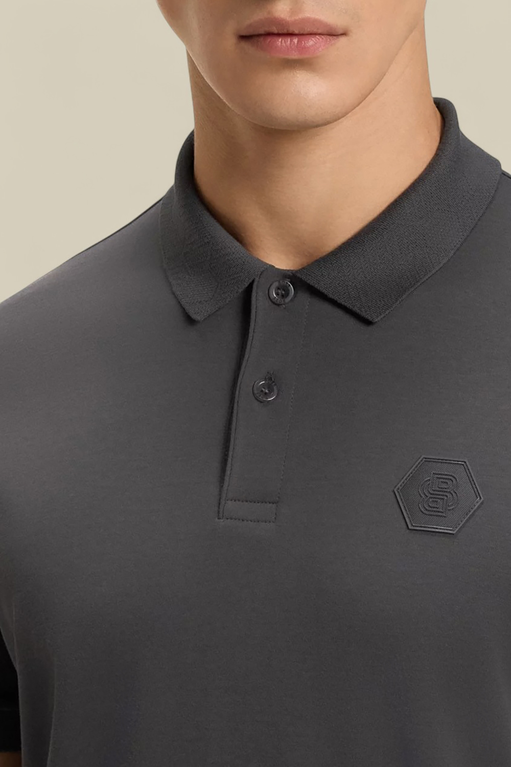 תמונת תקריב דוגמן של חולצת פולו