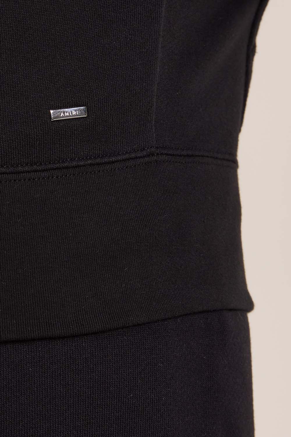 תמונת תקריב דוגמן של סווטשירט קפוצ'ון