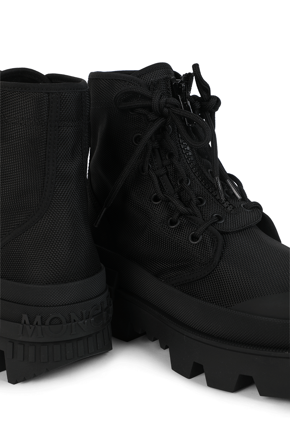 תמונת תקריב של מגפי דזרטיקס עם שרוכים