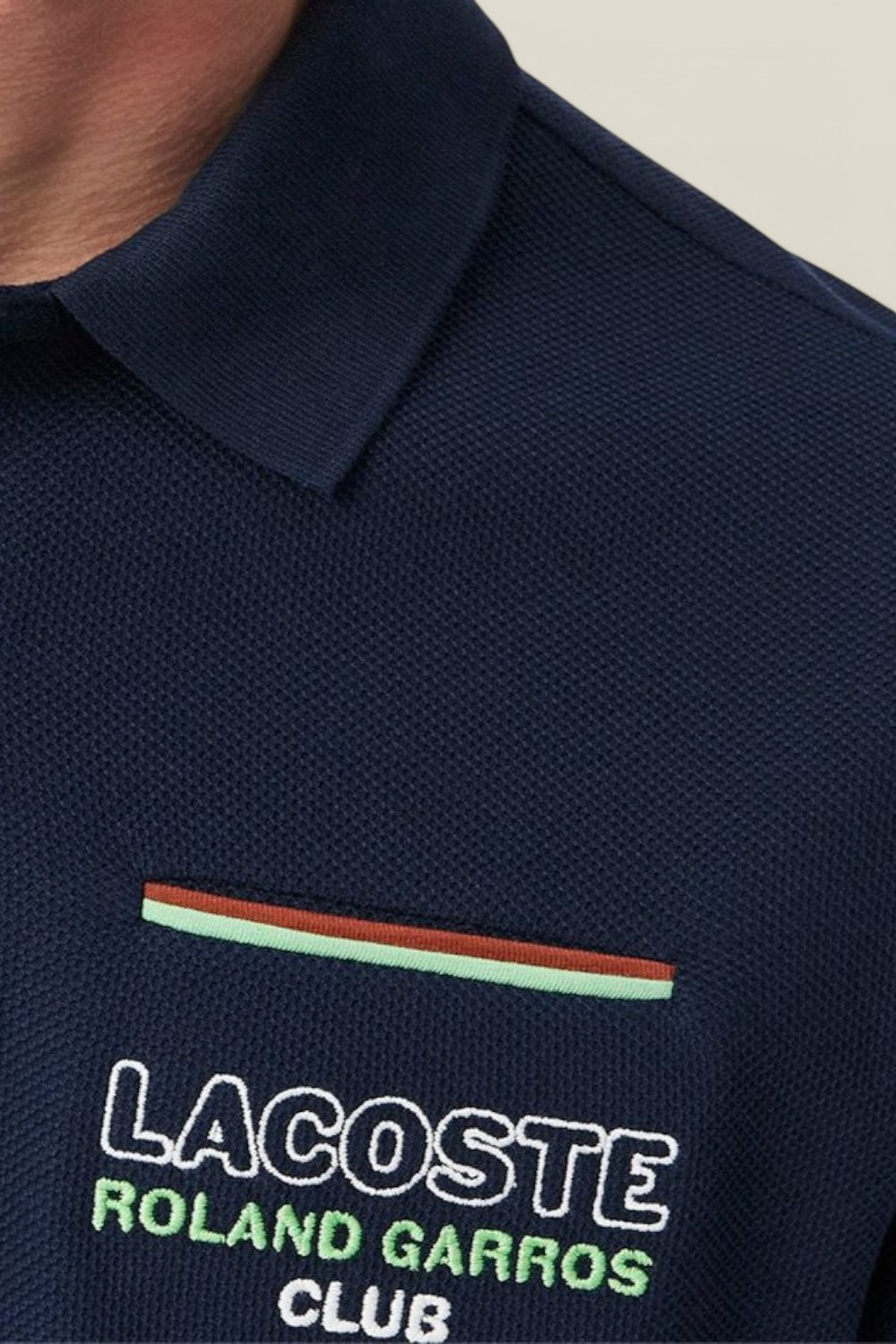 תמונת תקריב דוגמן של חולצת פולו רולאן גרוס