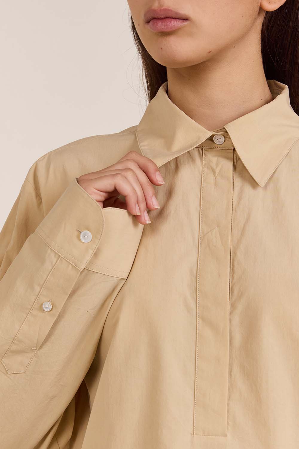 תמונת תקריב דוגמן של חולצת פולו אוברסייז