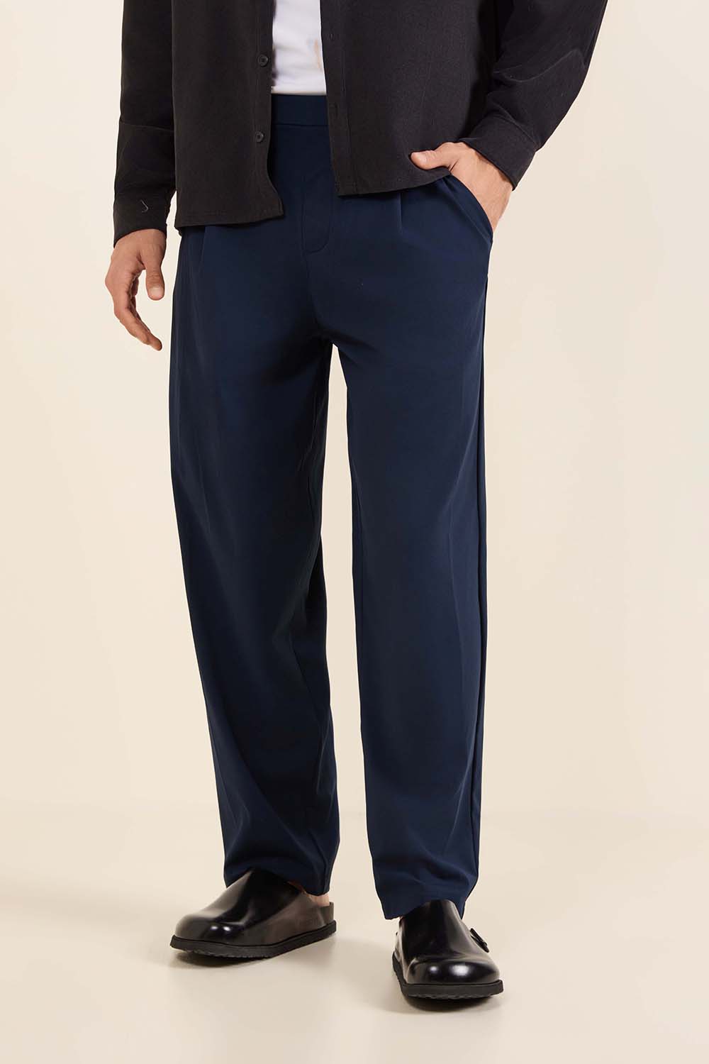 תמונת דוגמן קידמית של Daydrift Relaxed-Fit Pleated Trouser Regular