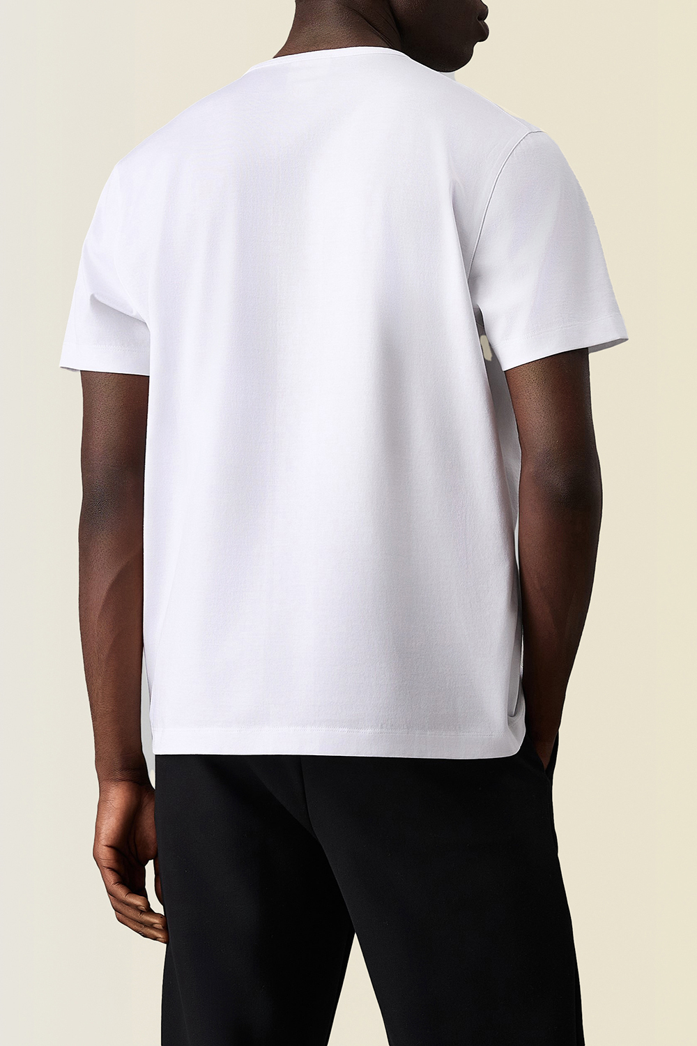 תמונת דוגמן אחורית של חולצת טי