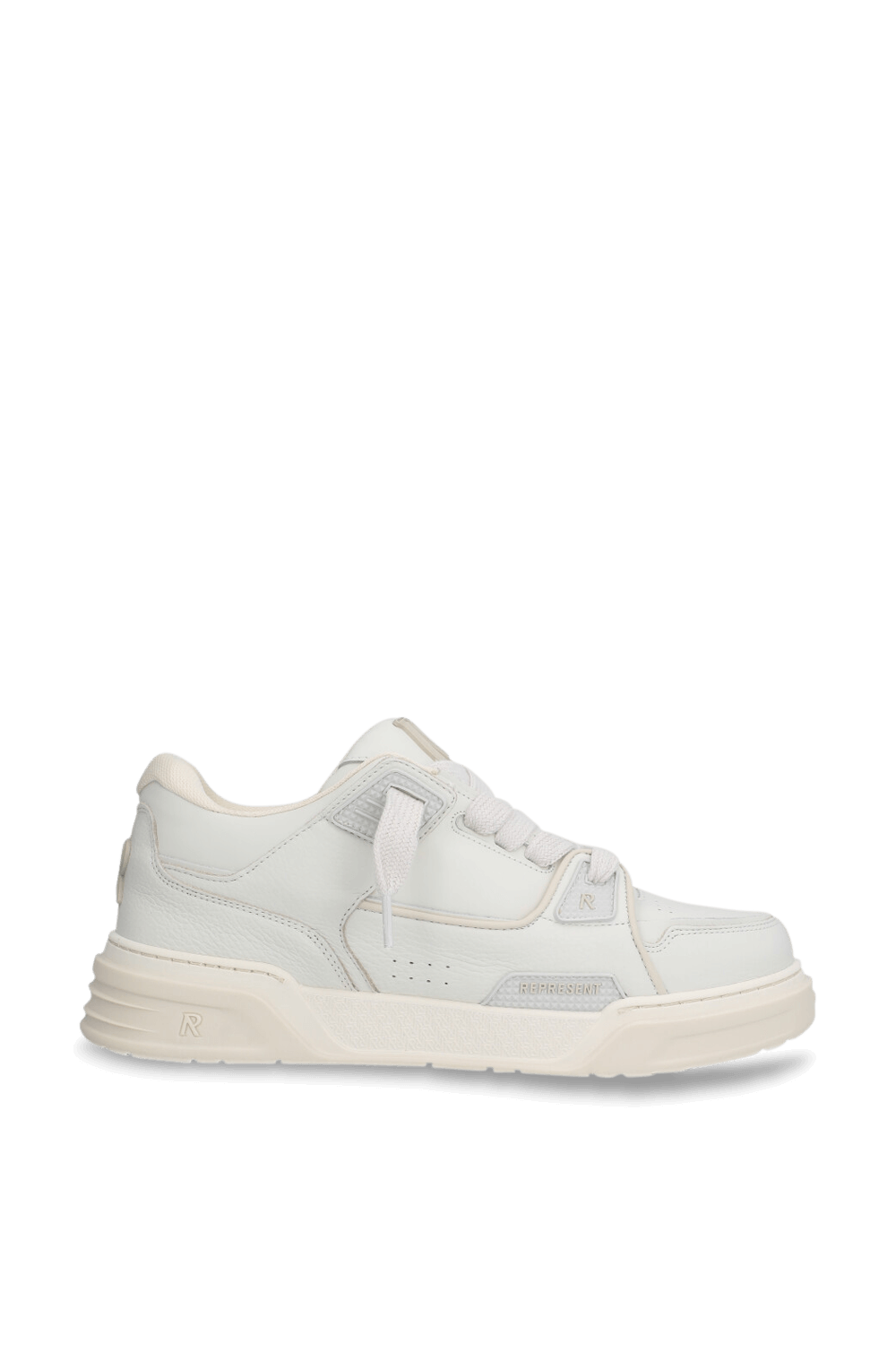 תמונה קידמית של נעלי סניקרס עור