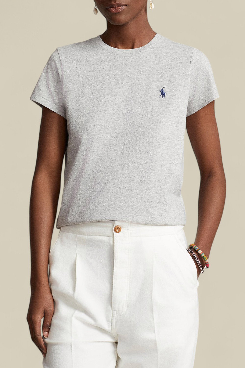 תמונת דוגמן קידמית של חולצת פולו קצרה