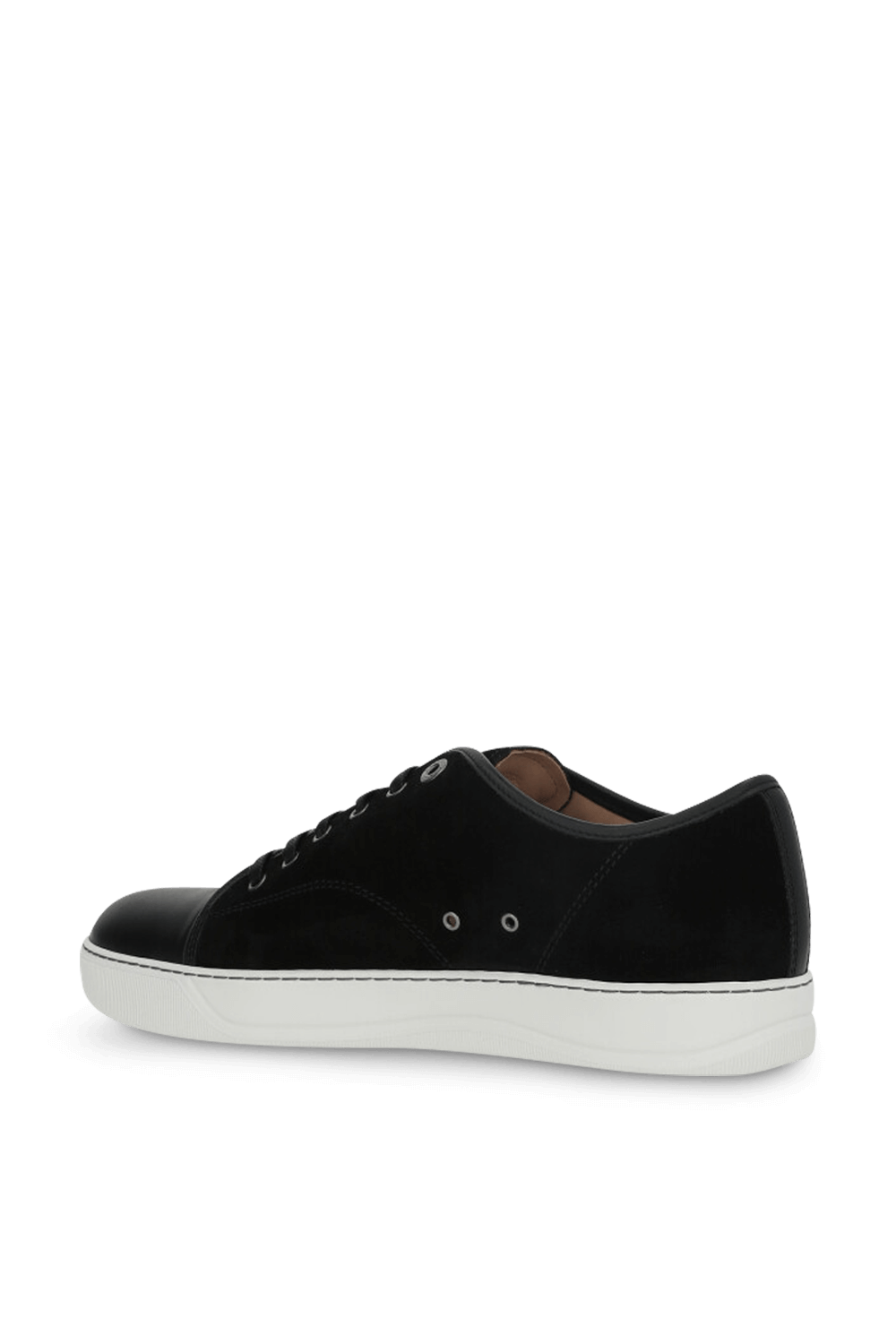 תמונה אחורית של נעלי סניקרס