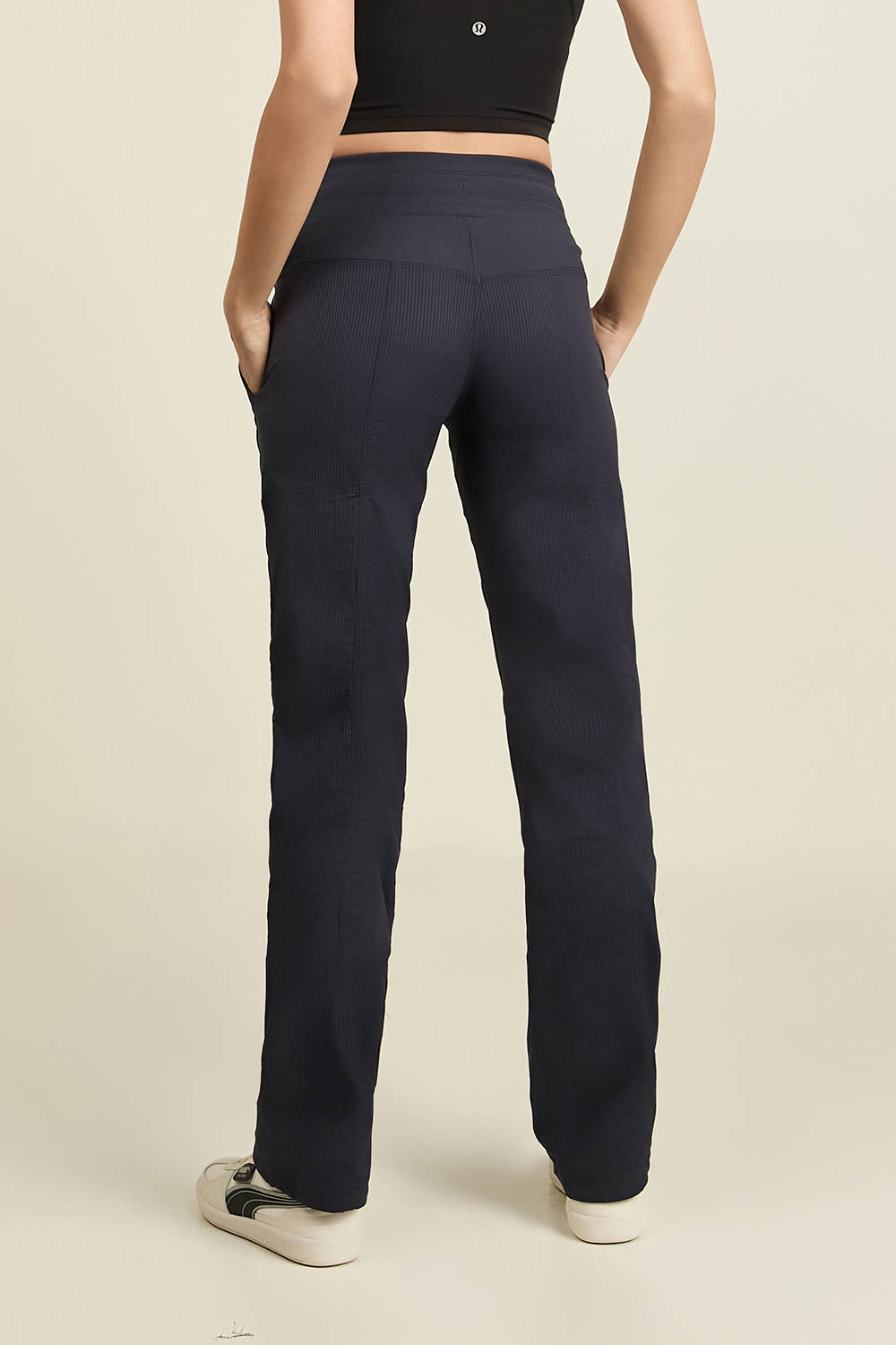 תמונת דוגמן אחורית של Dance Studio Mid-Rise Pant *Regular