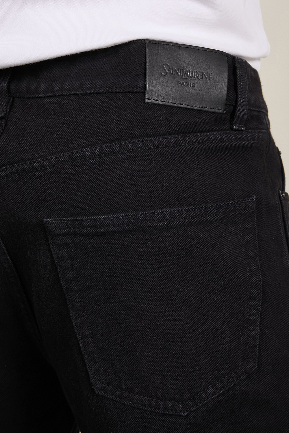 תמונת תקריב דוגמן של מכנסי ג'ינס בגזרה ישרה