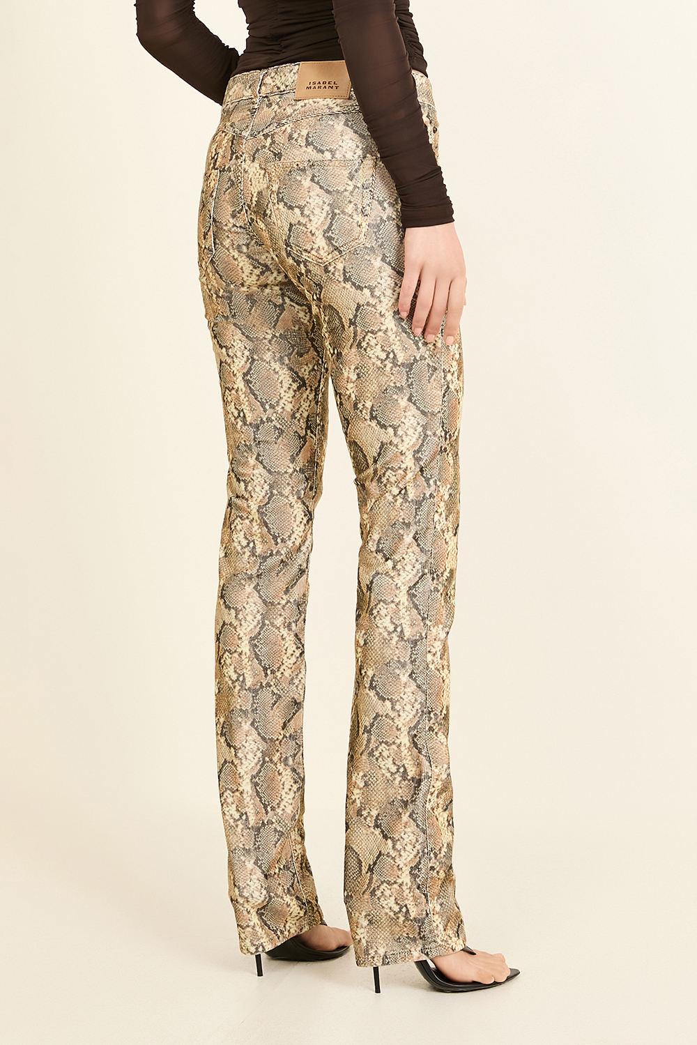 תמונת דוגמן אחורית של מכנסי פרני